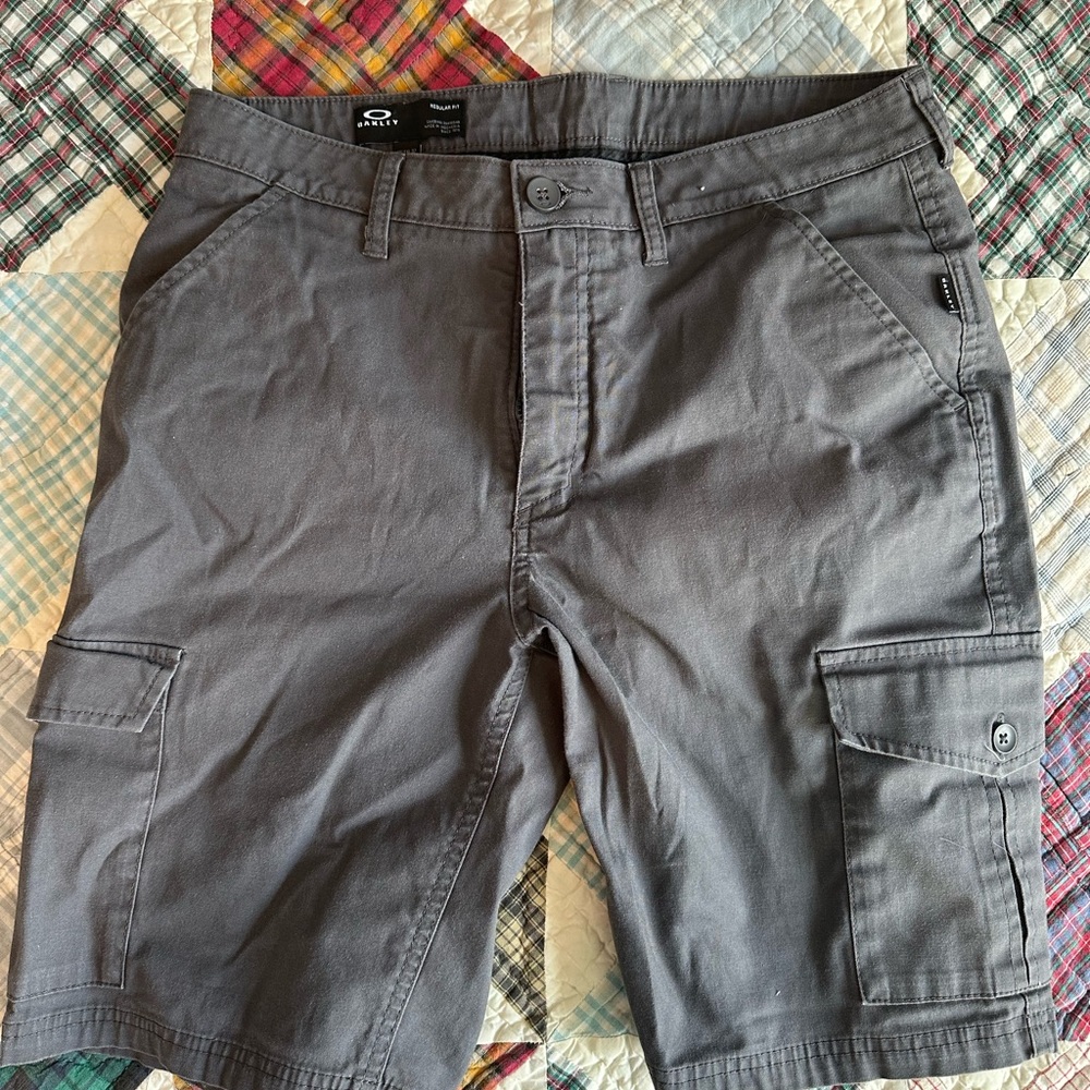 Men’s Oakley size 32 cargo shorts
